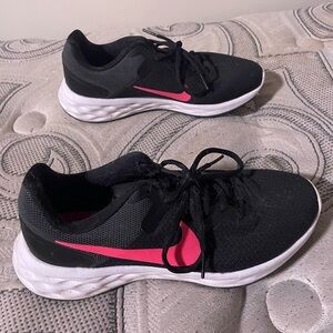 Brand new Nike sneakers size 8 women’s.Only warm a couple times